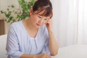 遺産整理がつらいと感じて悩む女性